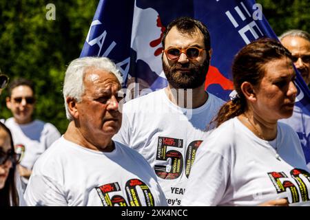 20. Juli 2024, Nikosia, Zypern: Eine Gruppe griechisch-zyprischer und türkisch-zypriotischer Volksgruppen versammelte sich am 20. Juli 2024 am Kontrollpunkt des Ledra-Palastes, um gegen die Lage in Zypern zu protestieren und die Vereinigung und den Frieden zwischen allen Volksgruppen, Nikosia, Zypern, zu fordern. Die Grüne Linie (oder Pufferzone) trennt die Insel seit 1963 als erste Maßnahme, um Feindseligkeiten zwischen griechisch-zypriotischen und türkisch-zypriotischen Volksgruppen zu verhindern. aber seit der türkischen Invasion im Jahr 1974 fungiert sie als de-facto-Grenze zwischen der Republik Zypern und der selbst erklärten "Türkischen Republik Nordzypern", die nur die Türkei ist Stockfoto