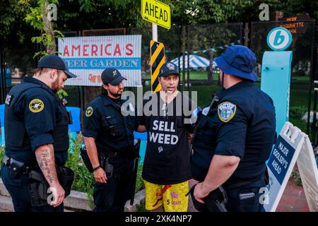 Milwaukee, Wisconsin, USA. Juli 2024. Ein Mann, der sagte, er hätte Hanf, wird am letzten Tag der Republican National Convention (RNC) in Milwaukee, Wisconsin, verhaftet. Der Kongress ging trotz des Attentats gegen Trump planmäßig weiter und schloss mit ihm die Annahme der Präsidentschaftskandidaten seiner Partei ab. (Credit Image: © Jeremy Hogan/SOPA Images via ZUMA Press Wire) NUR REDAKTIONELLE VERWENDUNG! Nicht für kommerzielle ZWECKE! Stockfoto