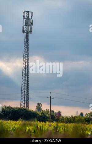 Landschaft auf dem Land. Ansicht des 5G-Mobilfunkmasts. Stockfoto