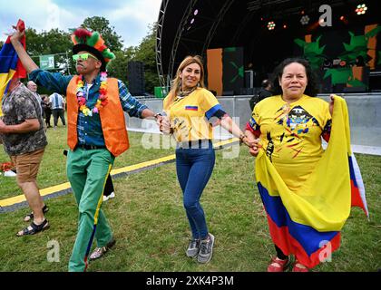 LONDON, ENGLAND - 20. JULI 2024: Kolumbien Unabhängigkeitstag in der lateinischen Gemeinschaft aus vielen lateinischen Nationen schließen sich im Latino Life in the Park 2024 zusammen, um auch die kolumbianische Feier anlässlich der 214-jährigen Unabhängigkeit von Spanien im Walpole Park, Mattock Lane, London, Großbritannien, zu feiern. Quelle: Siehe Li/Picture Capital/Alamy Live News Stockfoto