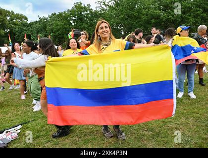 LONDON, ENGLAND - 20. JULI 2024: Kolumbien Unabhängigkeitstag in der lateinischen Gemeinschaft aus vielen lateinischen Nationen schließen sich im Latino Life in the Park 2024 zusammen, um auch die kolumbianische Feier anlässlich der 214-jährigen Unabhängigkeit von Spanien im Walpole Park, Mattock Lane, London, Großbritannien, zu feiern. Quelle: Siehe Li/Picture Capital/Alamy Live News Stockfoto