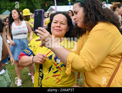 LONDON, ENGLAND - 20. JULI 2024: Kolumbien Unabhängigkeitstag in der lateinischen Gemeinschaft aus vielen lateinischen Nationen schließen sich im Latino Life in the Park 2024 zusammen, um auch die kolumbianische Feier anlässlich der 214-jährigen Unabhängigkeit von Spanien im Walpole Park, Mattock Lane, London, Großbritannien, zu feiern. Quelle: Siehe Li/Picture Capital/Alamy Live News Stockfoto