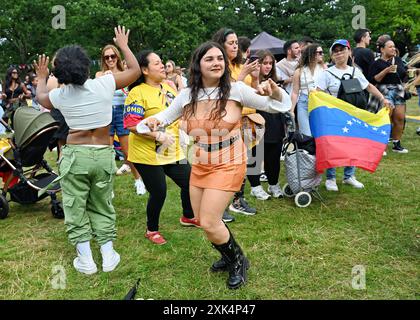 LONDON, ENGLAND - 20. JULI 2024: Kolumbien Unabhängigkeitstag in der lateinischen Gemeinschaft aus vielen lateinischen Nationen schließen sich im Latino Life in the Park 2024 zusammen, um auch die kolumbianische Feier anlässlich der 214-jährigen Unabhängigkeit von Spanien im Walpole Park, Mattock Lane, London, Großbritannien, zu feiern. Quelle: Siehe Li/Picture Capital/Alamy Live News Stockfoto