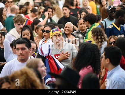 LONDON, ENGLAND - 20. JULI 2024: Kolumbien Unabhängigkeitstag der lateinischen Gemeinschaft aus vielen lateinischen Nationen treffen sich auf der Latino Life in the Park 2024 zusammen, ebenfalls um die kolumbianische Feier anlässlich der 214-jährigen Unabhängigkeit von Spanien im Walpole Park, Mattock Lane, London, Großbritannien, zu feiern. Quelle: Siehe Li/Picture Capital/Alamy Live News Stockfoto