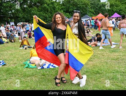 LONDON, ENGLAND - 20. JULI 2024: Kolumbien Unabhängigkeitstag in der lateinischen Gemeinschaft aus vielen lateinischen Nationen schließen sich im Latino Life in the Park 2024 zusammen, um auch die kolumbianische Feier anlässlich der 214-jährigen Unabhängigkeit von Spanien im Walpole Park, Mattock Lane, London, Großbritannien, zu feiern. Quelle: Siehe Li/Picture Capital/Alamy Live News Stockfoto