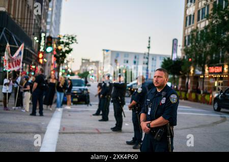 Milwaukee, Wisconsin, USA. Juli 2024. Die Polizei arbeitet am letzten Tag der Republican National Convention (RNC) in Milwaukee, Wisconsin. Der Kongress ging trotz des Attentats gegen Trump planmäßig weiter und schloss mit ihm die Annahme der Präsidentschaftskandidaten seiner Partei ab. (Credit Image: © Jeremy Hogan/SOPA Images via ZUMA Press Wire) NUR REDAKTIONELLE VERWENDUNG! Nicht für kommerzielle ZWECKE! Stockfoto