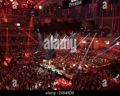 South Kensington, London, Großbritannien. , . Szenen in der Royal Albert Hall am zweiten Abend der BBC Proms Saison 2024 - die Disco Proms, die die Clubkultur Tanzmusik des berüchtigten Studios 54 in New York zeigen - gespielt vom BBC Concert Orchestra unter der Leitung von Daniel Bartholomew-Poyser Credit: Motofoto/Alamy Live News Stockfoto