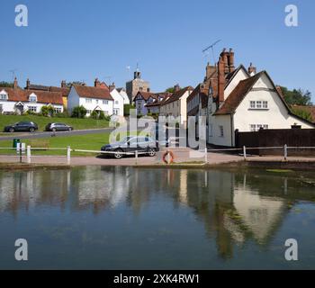 St John the Baptist Church Cottages und Village Green Finchingfield Essex spiegeln sich im Duck Pond wider Stockfoto