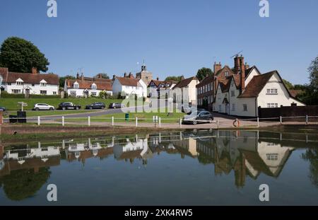 St John the Baptist Church Cottages und Village Green Finchingfield Essex spiegeln sich im Duck Pond wider Stockfoto