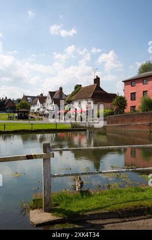 Das Fox Public House Restaurant Duck Pond und Village Green Finchingfield Essex Stockfoto