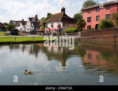 Das Fox Public House Restaurant Duck Pond und Village Green Finchingfield Essex Stockfoto