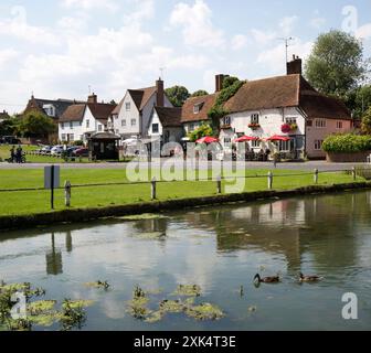 Das Fox Public House Restaurant Duck Pond und Village Green Finchingfield Essex Stockfoto