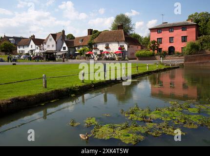 Das Fox Public House Restaurant Duck Pond und Village Green Finchingfield Essex Stockfoto