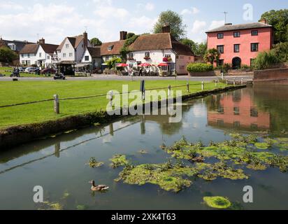 Das Fox Public House Restaurant Duck Pond und Village Green Finchingfield Essex Stockfoto