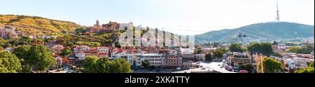 Tiflis, Georgien - 17. JUNI 2024: Straßenblick und traditionelle Architektur auf dem Meidani-Platz in der Altstadt von Tiflis, Georgien. Stockfoto