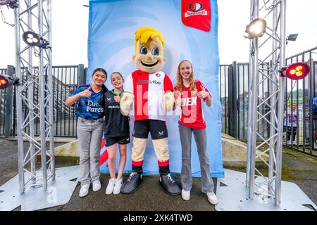 Rotterdam, Niederlande. Juli 2024. ROTTERDAM, 21-07-2024, de Kuip . Niederländischer Fußball Eredivisie, Saison 2024 - 2025. dag Feyenoord . Fans mit mascotte Coentje Credit: Pro Shots/Alamy Live News Stockfoto