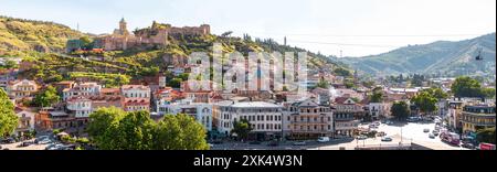 Tiflis, Georgien - 17. JUNI 2024: Straßenblick und traditionelle Architektur auf dem Meidani-Platz in der Altstadt von Tiflis, Georgien. Stockfoto