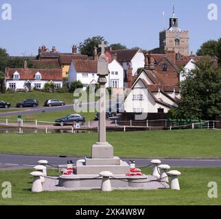 STC John the Baptist Church war Memorial Village Green und Duck Pond Finchingfield Essex Stockfoto