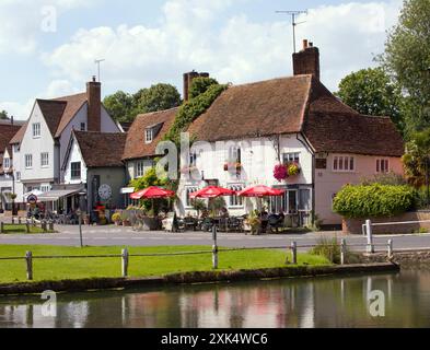 Das Fox Restaurant Duck Pond und Village Green Finchingfield Essex Stockfoto