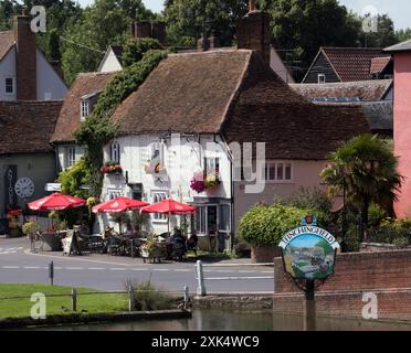 Village Sign The Fox Restaurant Duck Pond und Village Green Finchingfield Essex Stockfoto