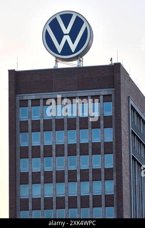 Das Markenhochhaus bis 2016 VW-Verwaltungshochhaus oder kurz VW-Hochhaus ist das Verwaltungszentrum der Marke Volkswagen und das ehemalige Verwaltungszentrum der Volkswagen AG. Das Haus wurde nach Plänen aus der VW-Hochbauabteilung 1957 bis 1959 errichtet und steht auf dem Gelände des Volkswagenwerks Wolfsburg. Das Haus wurde nach Plänen aus der VW-Hochbauabteilung 1957 bis 1959 errichtet und steht auf dem Gelände des Volkswagenwerks. Symbolfoto, Themenfoto Wolfsburg, 20.07.2024 *** das Markenhochhaus bis 2016 VW Verwaltungshochhaus oder kurz VW Hochhaus ist das Verwaltungszentrum von t Stockfoto