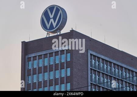 Das Markenhochhaus bis 2016 VW-Verwaltungshochhaus oder kurz VW-Hochhaus ist das Verwaltungszentrum der Marke Volkswagen und das ehemalige Verwaltungszentrum der Volkswagen AG. Das Haus wurde nach Plänen aus der VW-Hochbauabteilung 1957 bis 1959 errichtet und steht auf dem Gelände des Volkswagenwerks Wolfsburg. Das Haus wurde nach Plänen aus der VW-Hochbauabteilung 1957 bis 1959 errichtet und steht auf dem Gelände des Volkswagenwerks. Symbolfoto, Themenfoto Wolfsburg, 20.07.2024 *** das Markenhochhaus bis 2016 VW Verwaltungshochhaus oder kurz VW Hochhaus ist das Verwaltungszentrum von t Stockfoto