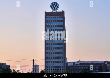 Das Markenhochhaus bis 2016 VW-Verwaltungshochhaus oder kurz VW-Hochhaus ist das Verwaltungszentrum der Marke Volkswagen und das ehemalige Verwaltungszentrum der Volkswagen AG. Das Haus wurde nach Plänen aus der VW-Hochbauabteilung 1957 bis 1959 errichtet und steht auf dem Gelände des Volkswagenwerks Wolfsburg. Das Haus wurde nach Plänen aus der VW-Hochbauabteilung 1957 bis 1959 errichtet und steht auf dem Gelände des Volkswagenwerks. Symbolfoto, Themenfoto Wolfsburg, 20.07.2024 *** das Markenhochhaus bis 2016 VW Verwaltungshochhaus oder kurz VW Hochhaus ist das Verwaltungszentrum von t Stockfoto