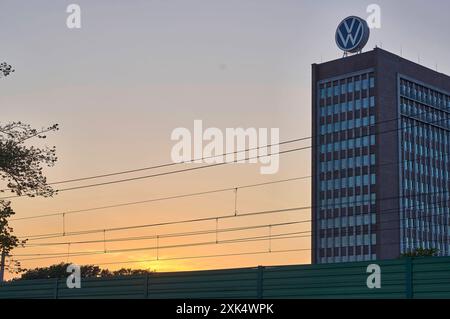 Das Markenhochhaus bis 2016 VW-Verwaltungshochhaus oder kurz VW-Hochhaus ist das Verwaltungszentrum der Marke Volkswagen und das ehemalige Verwaltungszentrum der Volkswagen AG. Das Haus wurde nach Plänen aus der VW-Hochbauabteilung 1957 bis 1959 errichtet und steht auf dem Gelände des Volkswagenwerks Wolfsburg. Das Haus wurde nach Plänen aus der VW-Hochbauabteilung 1957 bis 1959 errichtet und steht auf dem Gelände des Volkswagenwerks. Symbolfoto, Themenfoto Wolfsburg, 20.07.2024 *** das Markenhochhaus bis 2016 VW Verwaltungshochhaus oder kurz VW Hochhaus ist das Verwaltungszentrum von t Stockfoto