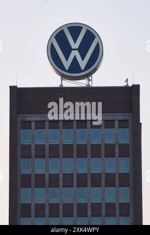 Das Markenhochhaus bis 2016 VW-Verwaltungshochhaus oder kurz VW-Hochhaus ist das Verwaltungszentrum der Marke Volkswagen und das ehemalige Verwaltungszentrum der Volkswagen AG. Das Haus wurde nach Plänen aus der VW-Hochbauabteilung 1957 bis 1959 errichtet und steht auf dem Gelände des Volkswagenwerks Wolfsburg. Das Haus wurde nach Plänen aus der VW-Hochbauabteilung 1957 bis 1959 errichtet und steht auf dem Gelände des Volkswagenwerks. Symbolfoto, Themenfoto Wolfsburg, 20.07.2024 *** das Markenhochhaus bis 2016 VW Verwaltungshochhaus oder kurz VW Hochhaus ist das Verwaltungszentrum von t Stockfoto