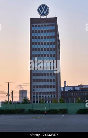 Das Markenhochhaus bis 2016 VW-Verwaltungshochhaus oder kurz VW-Hochhaus ist das Verwaltungszentrum der Marke Volkswagen und das ehemalige Verwaltungszentrum der Volkswagen AG. Das Haus wurde nach Plänen aus der VW-Hochbauabteilung 1957 bis 1959 errichtet und steht auf dem Gelände des Volkswagenwerks Wolfsburg. Das Haus wurde nach Plänen aus der VW-Hochbauabteilung 1957 bis 1959 errichtet und steht auf dem Gelände des Volkswagenwerks. Symbolfoto, Themenfoto Wolfsburg, 20.07.2024 *** das Markenhochhaus bis 2016 VW Verwaltungshochhaus oder kurz VW Hochhaus ist das Verwaltungszentrum von t Stockfoto