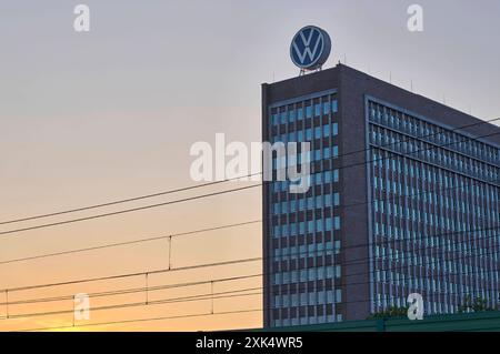 Das Markenhochhaus bis 2016 VW-Verwaltungshochhaus oder kurz VW-Hochhaus ist das Verwaltungszentrum der Marke Volkswagen und das ehemalige Verwaltungszentrum der Volkswagen AG. Das Haus wurde nach Plänen aus der VW-Hochbauabteilung 1957 bis 1959 errichtet und steht auf dem Gelände des Volkswagenwerks Wolfsburg. Das Haus wurde nach Plänen aus der VW-Hochbauabteilung 1957 bis 1959 errichtet und steht auf dem Gelände des Volkswagenwerks. Symbolfoto, Themenfoto Wolfsburg, 20.07.2024 *** das Markenhochhaus bis 2016 VW Verwaltungshochhaus oder kurz VW Hochhaus ist das Verwaltungszentrum von t Stockfoto