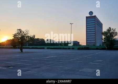 Das Markenhochhaus bis 2016 VW-Verwaltungshochhaus oder kurz VW-Hochhaus ist das Verwaltungszentrum der Marke Volkswagen und das ehemalige Verwaltungszentrum der Volkswagen AG. Das Haus wurde nach Plänen aus der VW-Hochbauabteilung 1957 bis 1959 errichtet und steht auf dem Gelände des Volkswagenwerks Wolfsburg. Das Haus wurde nach Plänen aus der VW-Hochbauabteilung 1957 bis 1959 errichtet und steht auf dem Gelände des Volkswagenwerks. Symbolfoto, Themenfoto Wolfsburg, 20.07.2024 *** das Markenhochhaus bis 2016 VW Verwaltungshochhaus oder kurz VW Hochhaus ist das Verwaltungszentrum von t Stockfoto