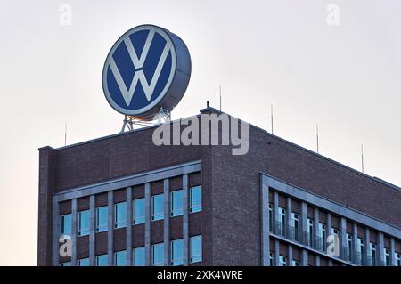 Das Markenhochhaus bis 2016 VW-Verwaltungshochhaus oder kurz VW-Hochhaus ist das Verwaltungszentrum der Marke Volkswagen und das ehemalige Verwaltungszentrum der Volkswagen AG. Das Haus wurde nach Plänen aus der VW-Hochbauabteilung 1957 bis 1959 errichtet und steht auf dem Gelände des Volkswagenwerks Wolfsburg. Das Haus wurde nach Plänen aus der VW-Hochbauabteilung 1957 bis 1959 errichtet und steht auf dem Gelände des Volkswagenwerks. Symbolfoto, Themenfoto Wolfsburg, 20.07.2024 *** das Markenhochhaus bis 2016 VW Verwaltungshochhaus oder kurz VW Hochhaus ist das Verwaltungszentrum von t Stockfoto