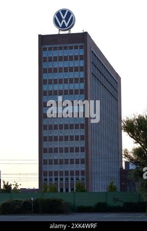 Das Markenhochhaus bis 2016 VW-Verwaltungshochhaus oder kurz VW-Hochhaus ist das Verwaltungszentrum der Marke Volkswagen und das ehemalige Verwaltungszentrum der Volkswagen AG. Das Haus wurde nach Plänen aus der VW-Hochbauabteilung 1957 bis 1959 errichtet und steht auf dem Gelände des Volkswagenwerks Wolfsburg. Das Haus wurde nach Plänen aus der VW-Hochbauabteilung 1957 bis 1959 errichtet und steht auf dem Gelände des Volkswagenwerks. Symbolfoto, Themenfoto Wolfsburg, 20.07.2024 *** das Markenhochhaus bis 2016 VW Verwaltungshochhaus oder kurz VW Hochhaus ist das Verwaltungszentrum von t Stockfoto