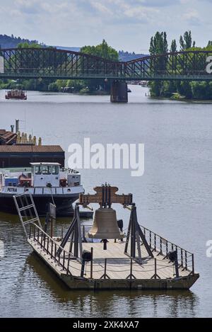 Glocke #9801 auf einem Ponton in der Moldau, zum Gedenken an den kulturellen Verlust von 9801 Glocken, die Nazis aus Kirchen in der Tschechischen Republik während des W genommen haben Stockfoto