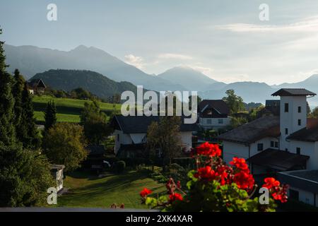 Drohnenschuss im Flug. Slowenien. Berge. Stockfoto