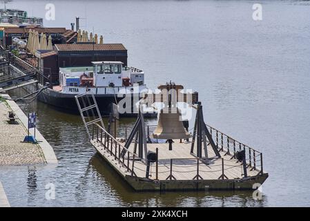 Glocke #9801 auf einem Ponton in der Moldau, zum Gedenken an den kulturellen Verlust von 9801 Glocken, die Nazis aus Kirchen in der Tschechischen Republik während des W genommen haben Stockfoto