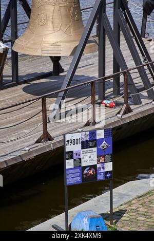 Glocke #9801 auf einem Ponton in der Moldau, zum Gedenken an den kulturellen Verlust von 9801 Glocken, die Nazis aus Kirchen in der Tschechischen Republik während des W genommen haben Stockfoto