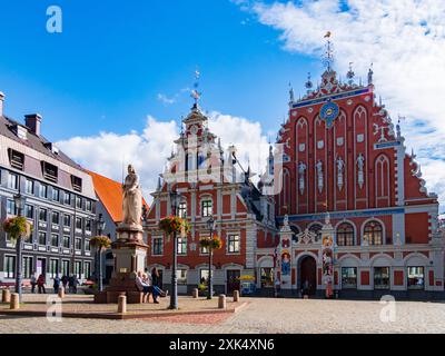 Riga, Lettland - September 2022: Schwabe House and House of the Blackheads am Rathausplatz, altes historisches Wahrzeichen. Nordeuropa Stockfoto