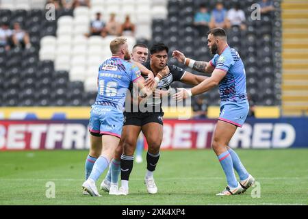 Hull, England - 20. Juli 2024: Herman ese’ese vom Hull FC, gegen Luke Thompson von Wigan Warriors. Rugby League Betfred Super League, Hull FC gegen Wigan Warriors im MKM Stadium, Hull, UK Dean Williams Stockfoto