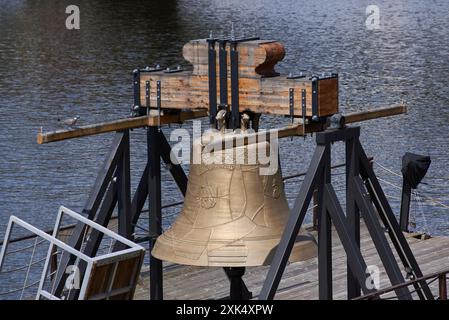 Glocke #9801 auf einem Ponton in der Moldau, zum Gedenken an den kulturellen Verlust von 9801 Glocken, die Nazis aus Kirchen in der Tschechischen Republik während des W genommen haben Stockfoto