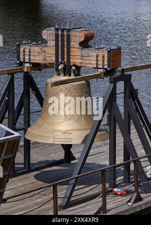 Glocke #9801 auf einem Ponton in der Moldau, zum Gedenken an den kulturellen Verlust von 9801 Glocken, die Nazis aus Kirchen in der Tschechischen Republik während des W genommen haben Stockfoto