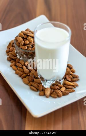 Mandelmilch ohne Milchprodukte. Stockfoto