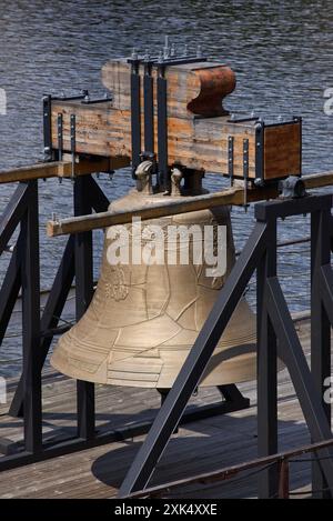 Glocke #9801 auf einem Ponton in der Moldau, zum Gedenken an den kulturellen Verlust von 9801 Glocken, die Nazis aus Kirchen in der Tschechischen Republik während des W genommen haben Stockfoto