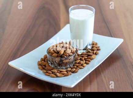 Mandelmilch ohne Milchprodukte. Stockfoto