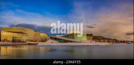 Oslo, Norwegen - September 2022: Panoramablick auf die Nationaloper Oslo und moderne Betonarchitektur der neuen zentralen Deichman-Bibliothek. Deichman Bjø Stockfoto