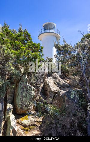 Cape Tourville Lighthouse im Freycinet-Nationalpark, in Close Bay, Tasmanien, Australien. Sommerlicher blauer Himmel. Stockfoto