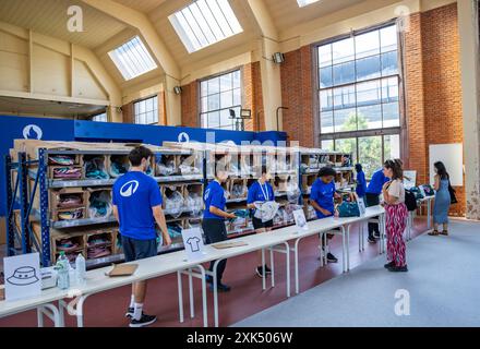 Paris, Frankreich. Juli 2024. Freiwillige für Paris 2024 warten am 19. Juli 2024 im Akkreditierungs- und Uniformzentrum in Paris, Frankreich, auf ihre Outfits. Quelle: Sun Fei/Xinhua/Alamy Live News Stockfoto