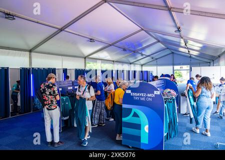 Paris, Frankreich. Juli 2024. Freiwillige für Paris 2024 ausgewählte Outfits im Akkreditierungs- und Uniformzentrum in Paris, Frankreich, am 19. Juli 2024. Quelle: Sun Fei/Xinhua/Alamy Live News Stockfoto