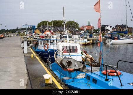 Kuznica, Polen. Juli 2024. Im Hafen von Kuznica stehen zahlreiche Fischerboote bereit. Die Hel-Halbinsel ist eine 35 km lange Sandbank-Halbinsel in Nordpolen, die die Bucht von Puck von der offenen Ostsee trennt. Sie befindet sich in Puck County der Woiwodschaft Pommern. Es ist eines der beliebtesten touristischen Reiseziele in Polen im Sommer. Quelle: SOPA Images Limited/Alamy Live News Stockfoto